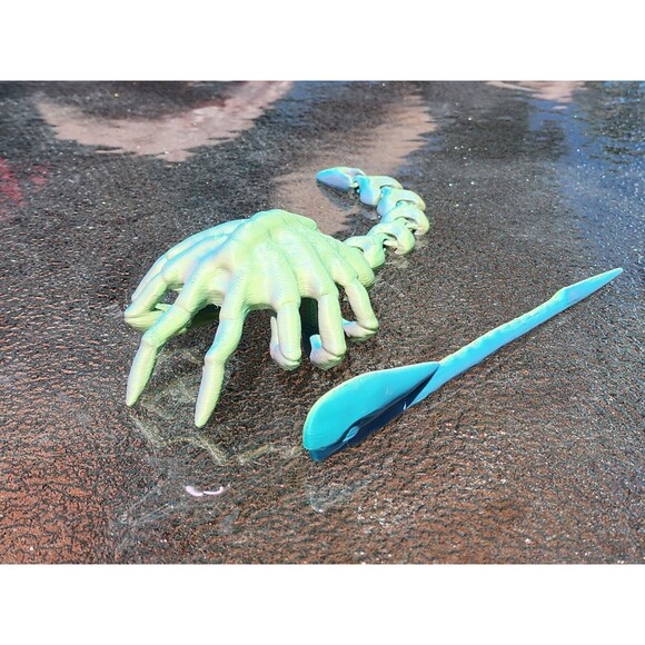 3D Printed Alien Facehugger Hair Pin – Xenomorph Head Pin – Sci-Fi Cosplay Prop - Picture 5 of 13